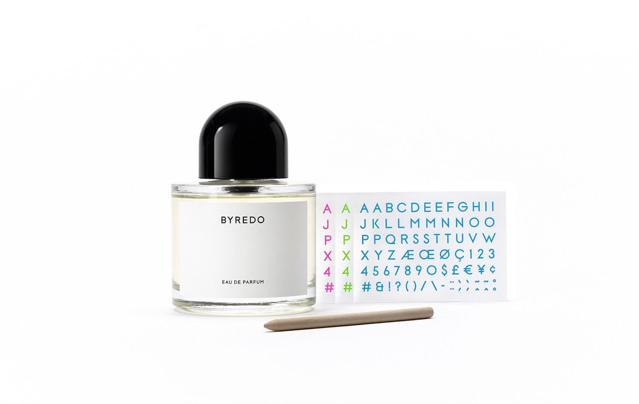 Azul fluorescente, verde y rosa son los colores que Byredo pone a tu disposición para que personalices el perfume. El nombre lo pones tú. 
