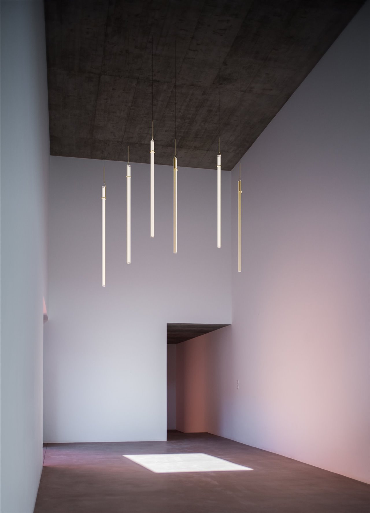 La lámpara crea un juego de luz a modo de instalación lumínica.