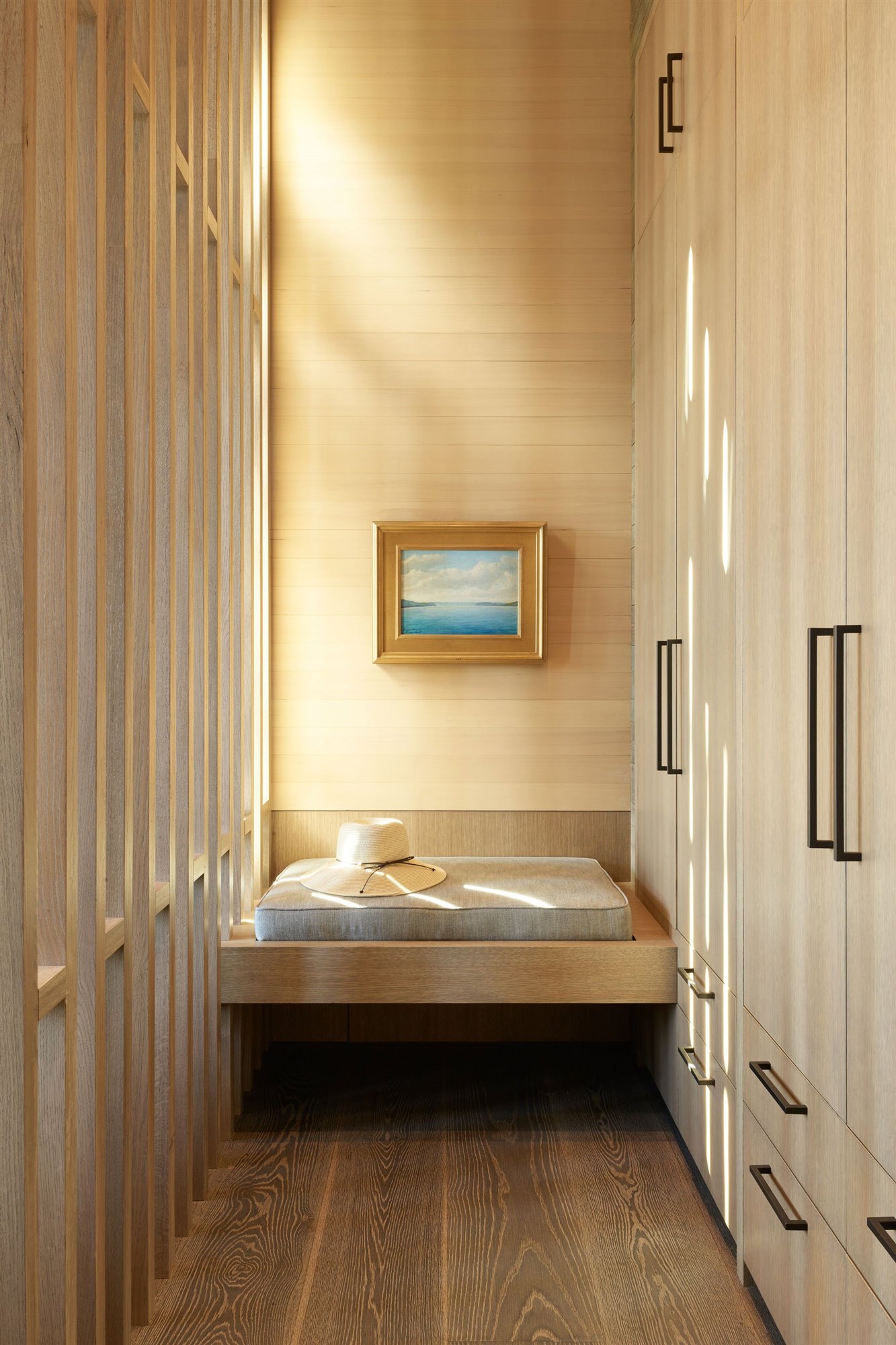 8.3 HillsideSanctuary. HillsideSanctuary vestidor