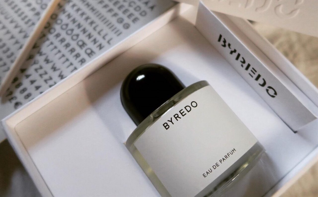 El perfume combina aromas de madera y bálsamo, con un toque de trementina. 