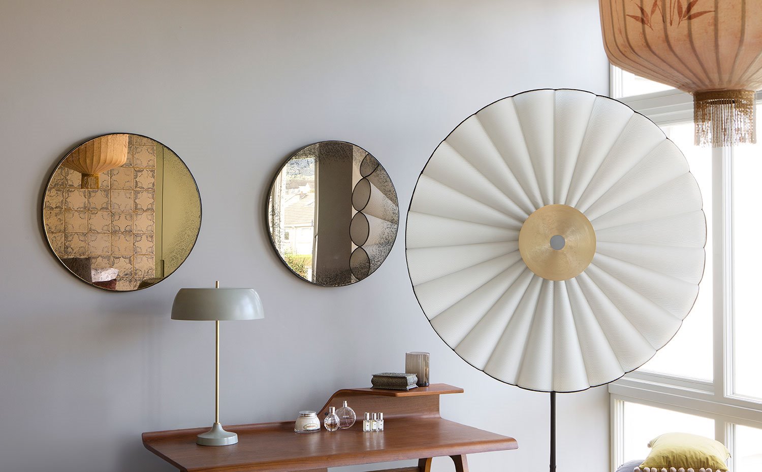 Detalle de espejos, luminiarias y mesa de escritorio en el dormitorio