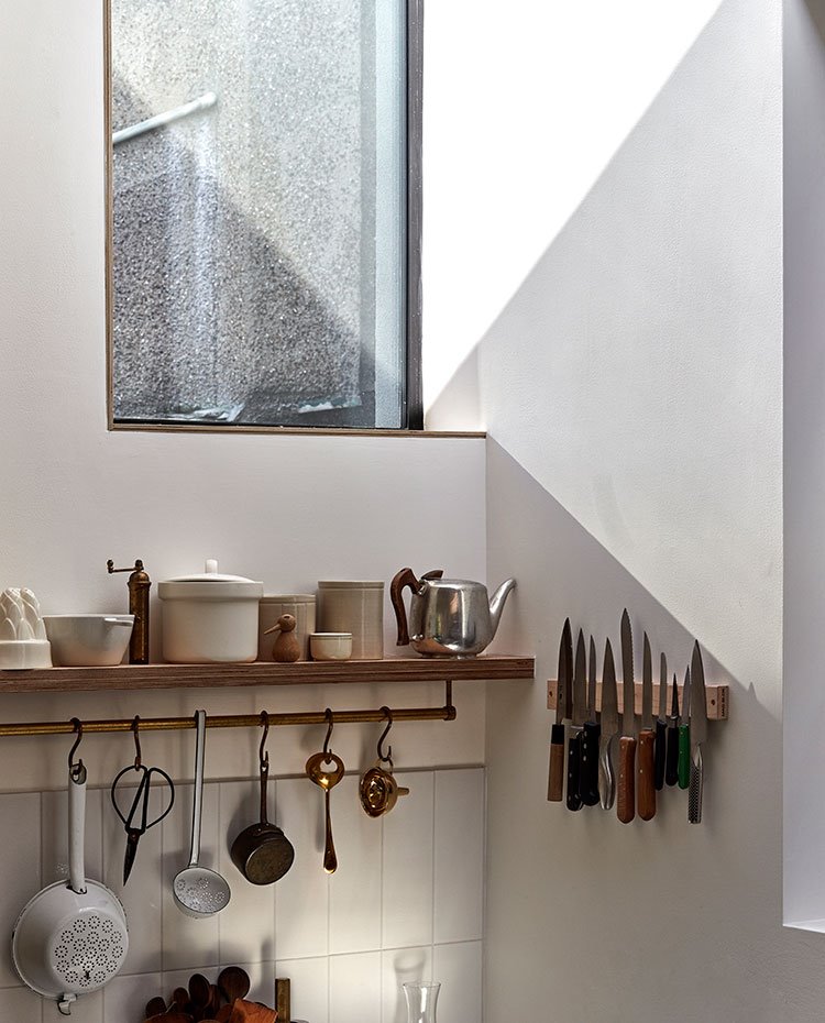 Detalle de cocina a modo de balda y barra con elementos vintage