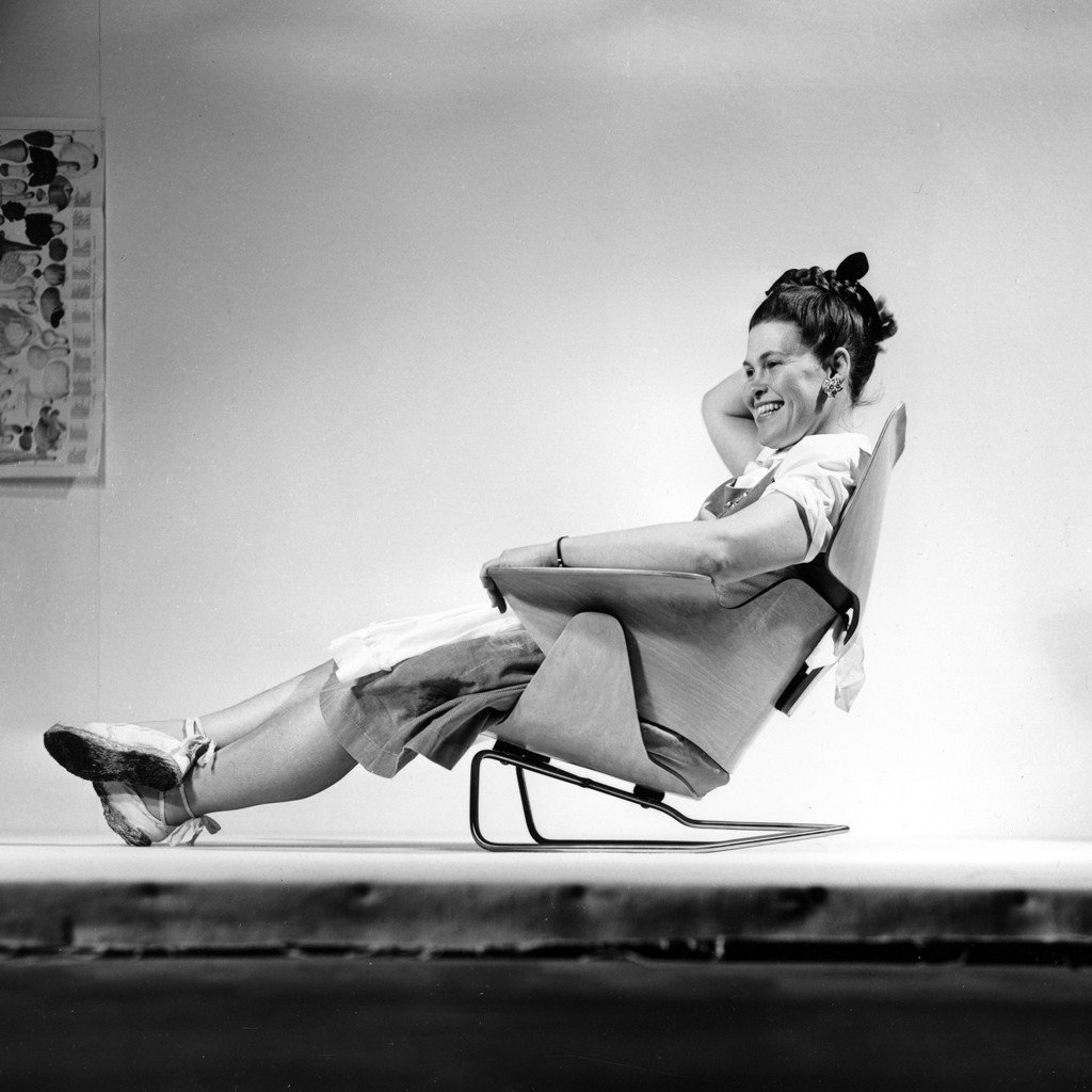Ray Eames sentada en un sillón que diseñaron ella y Charles Eames para Billy Wilder