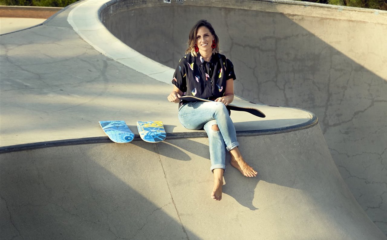 Delia Ruiz Malo en un skatepark con sus tablas pintadas