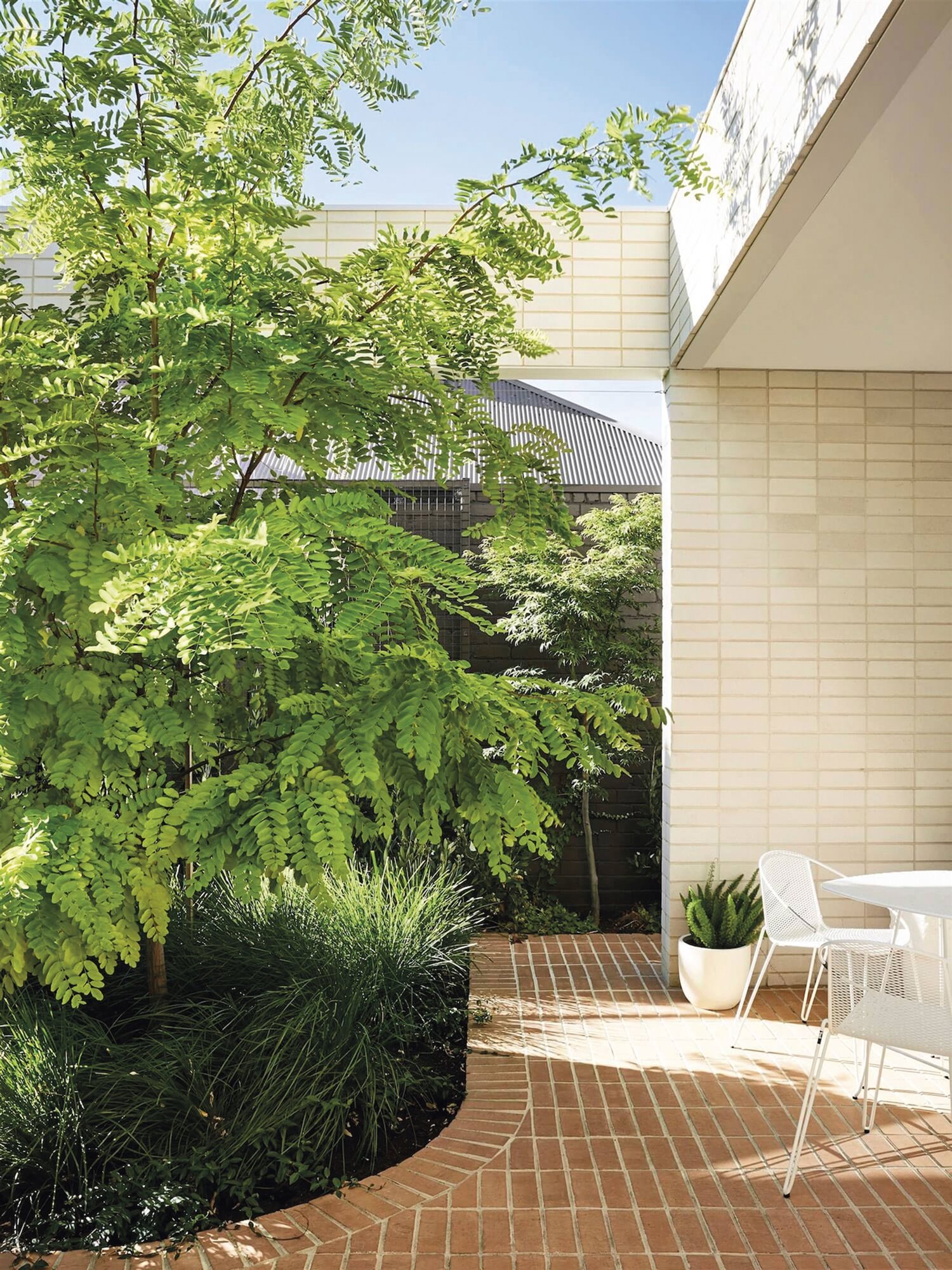 est-living-garden-room-house-clare-cousins-brickworks-mobiliario-de-exterior