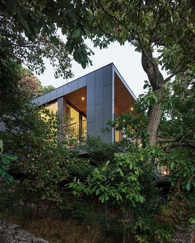 Fachada de vivienda integrada en entorno natural
