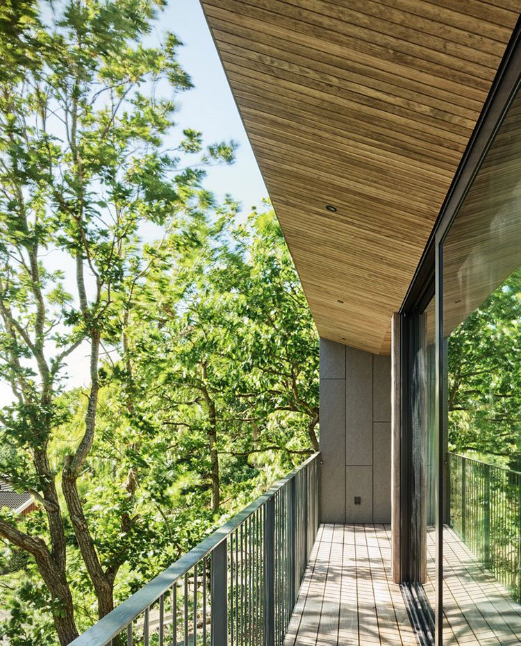 Pasarela barandilla exterior con revestimiento de madera