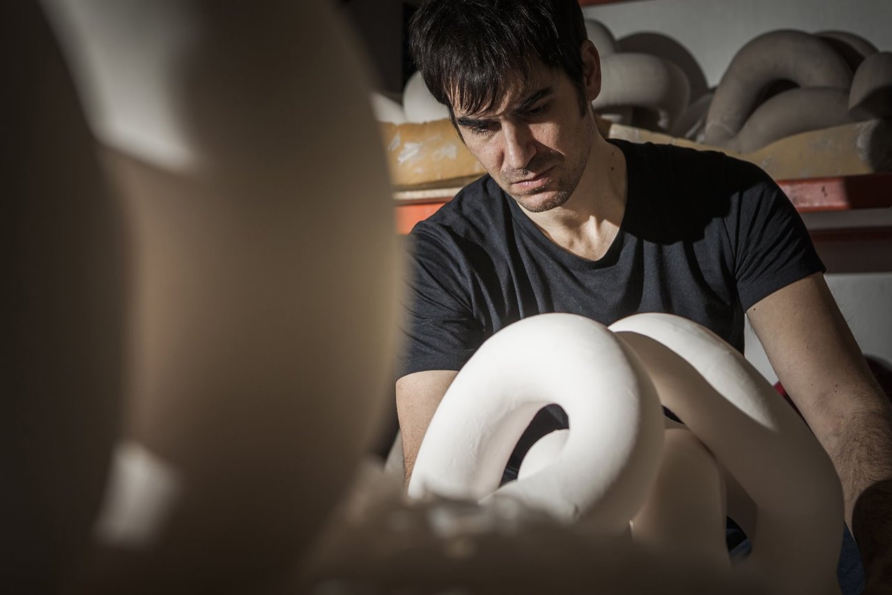 Hay Roger Coll para rato, aquí en su taller, imagen de Yurian Quintanas