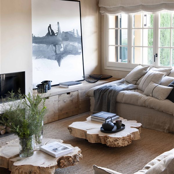 salon casa mimoiuca costa brava con sofas y chimenea