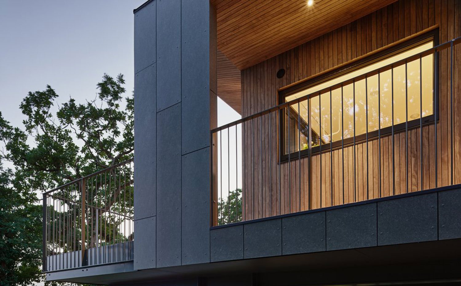 Terraza con fachada y cubierta de madera alistonada y amplias aperturas horizontales