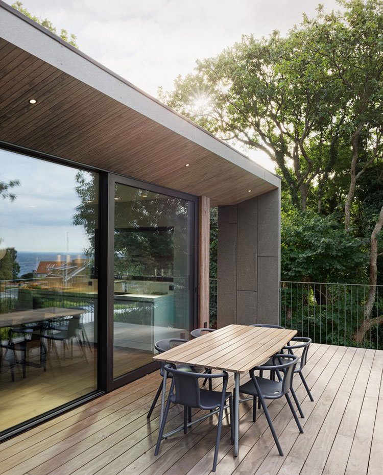 Terraza exterior con cerramientos de cristal, suelo alistonado de madera 