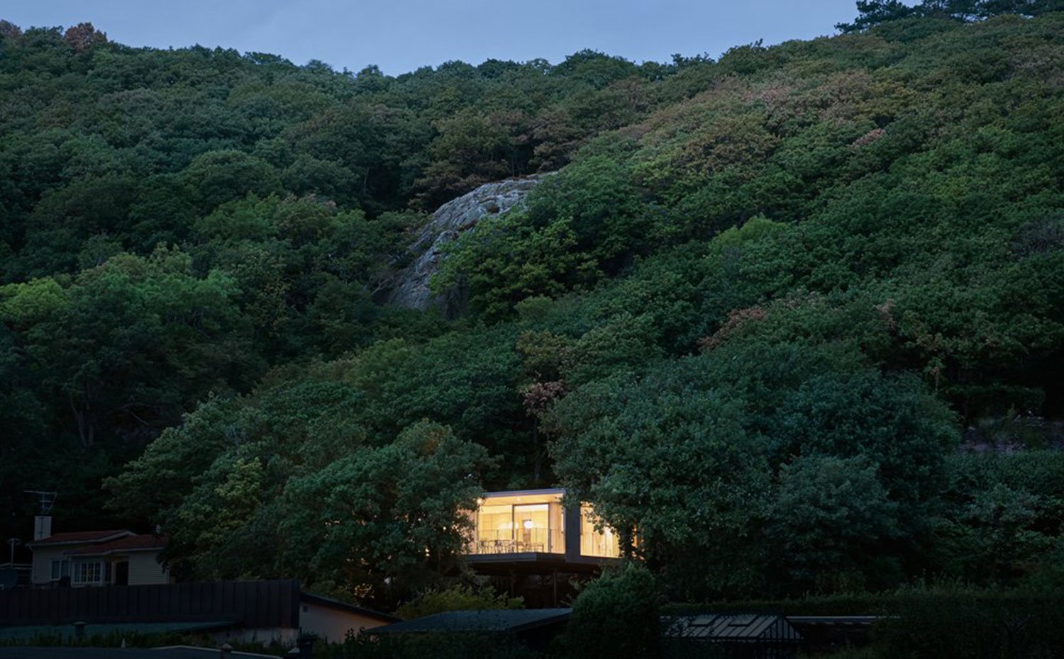 Vivienda totalmente integrada en la naturaleza entre un denso bosque
