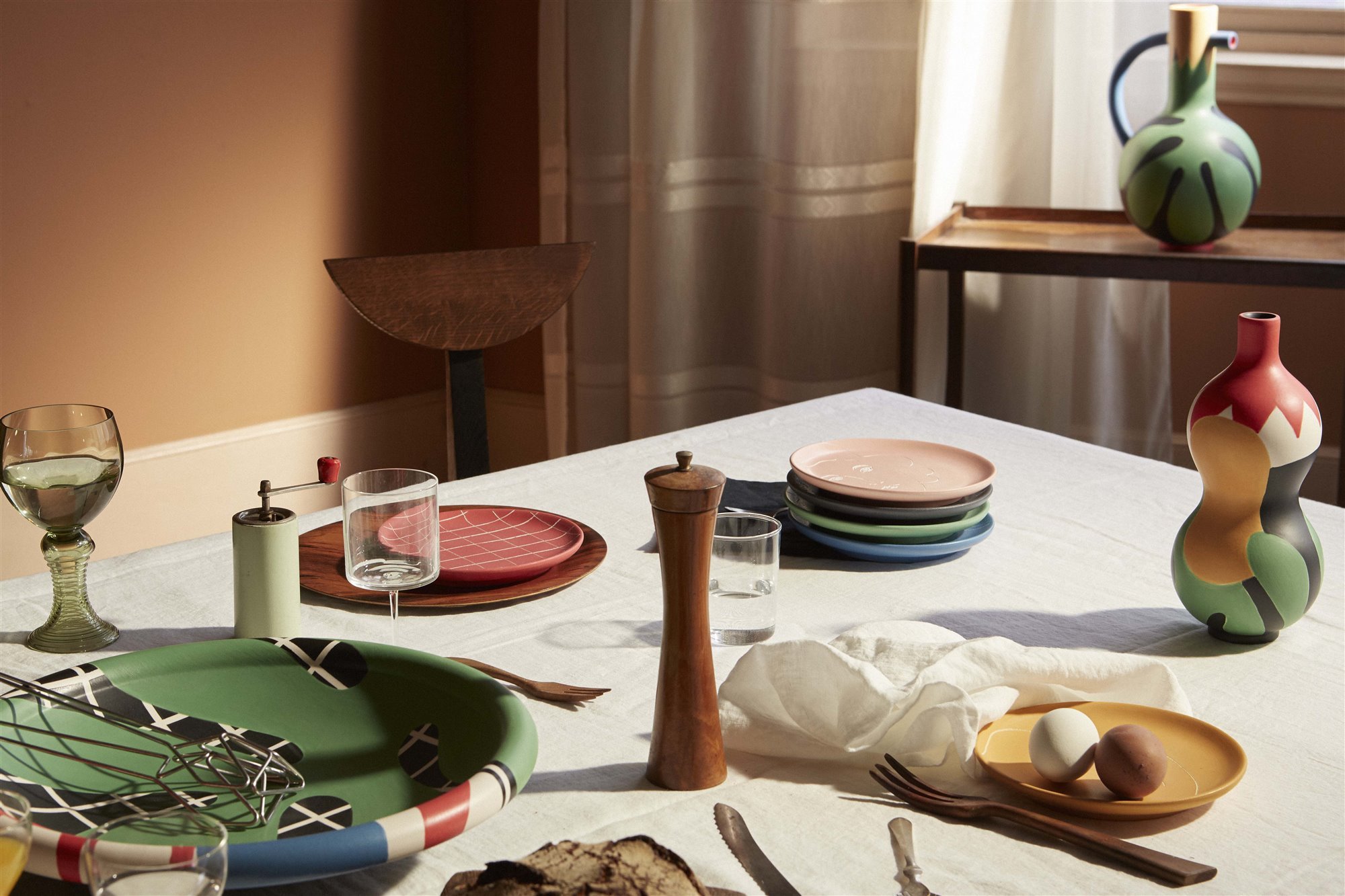 Mesa con vajilla ceramica de maison matisse de la coleccion la musique