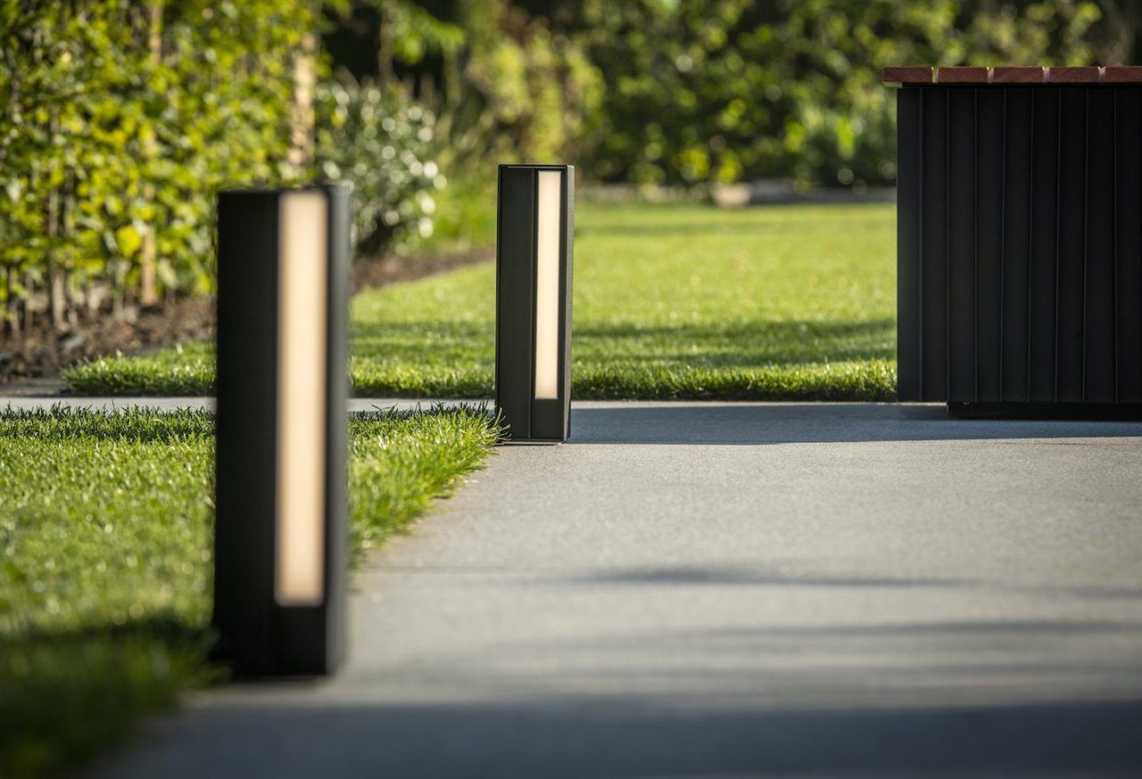 Con estos elementos decorativos se puede iluminar el camino hacia la puerta de entrada de casa.