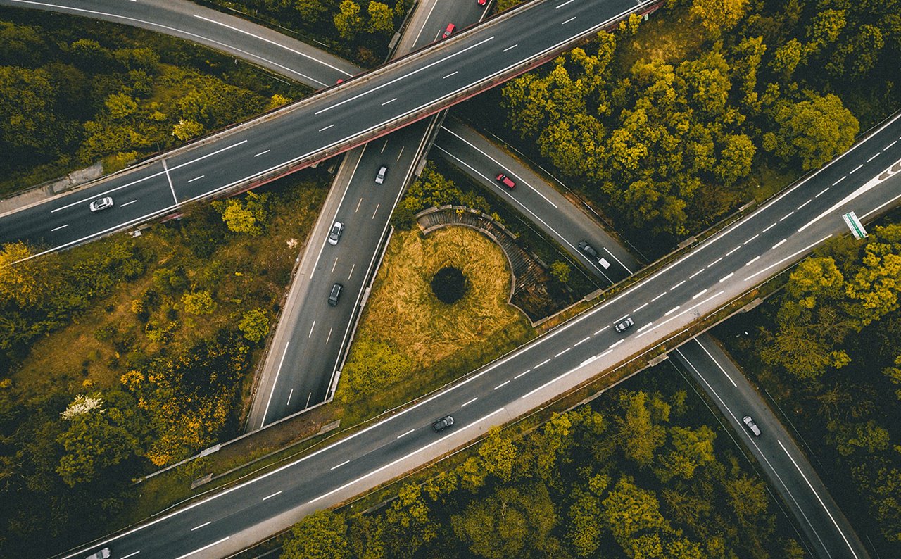 Vista aérea de carreteras entrecuzadas