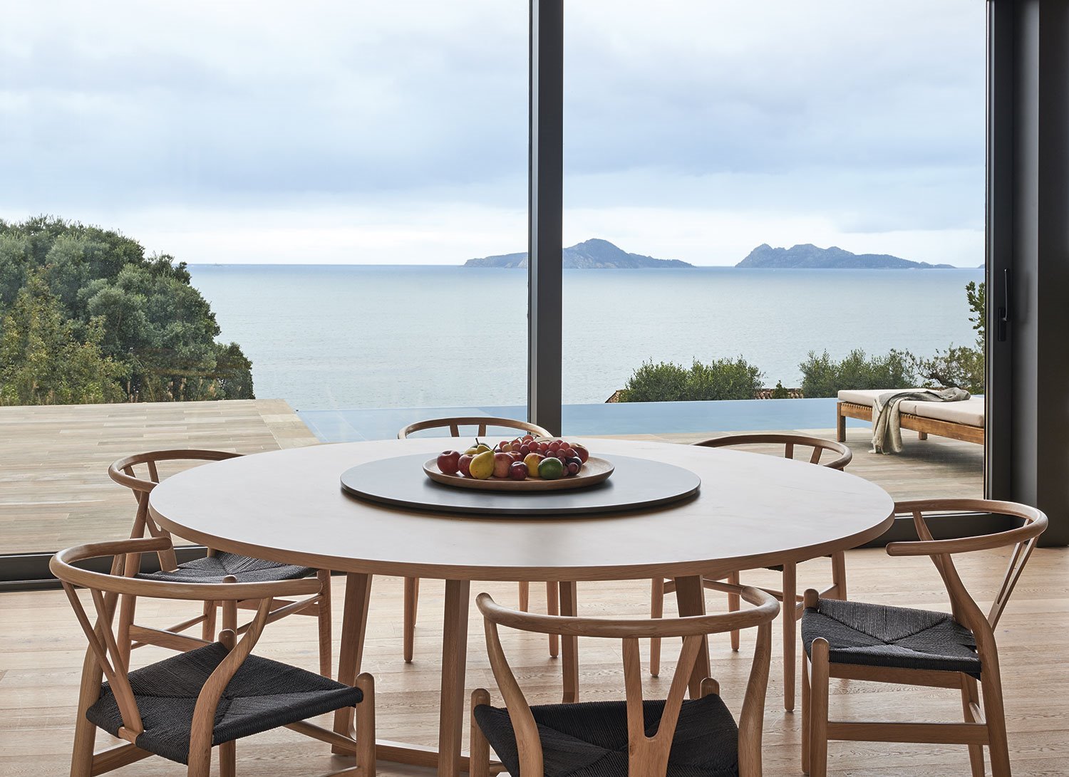 casa-en-vigo-de-Freehand-arquitectura-comedor-con-vistas