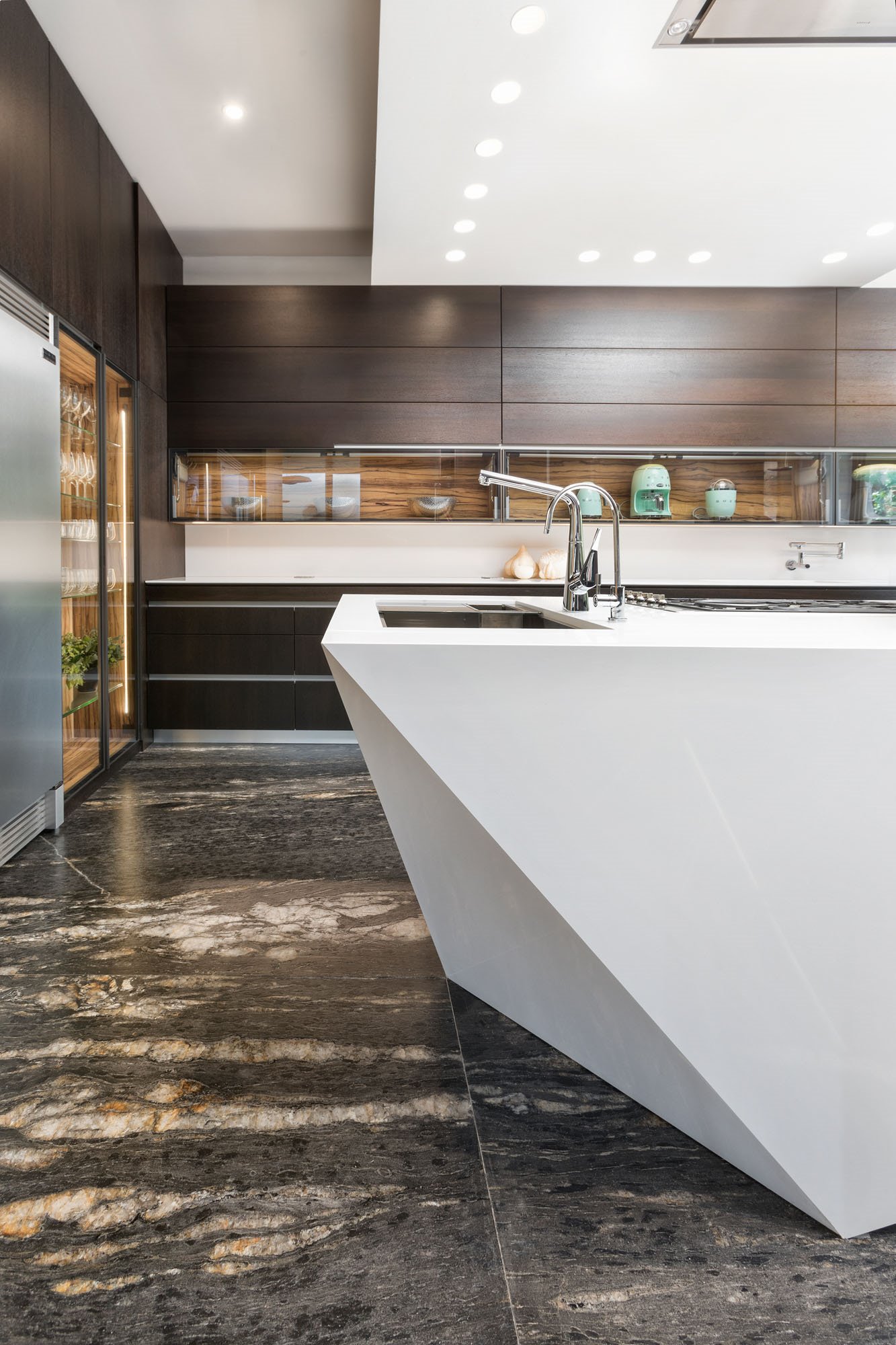 cocina marmol Casa la Roca por RRZARQUITECTO VONDOM