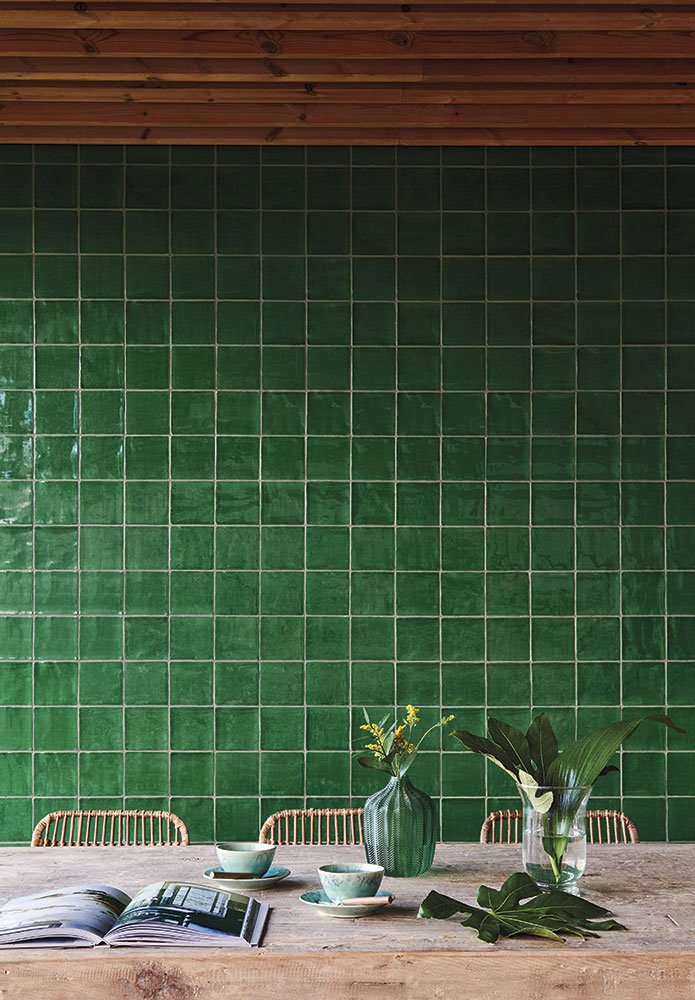 comedor-con-baldosas-verdes-de-la-casa-de-Freehand-Arquitectura
