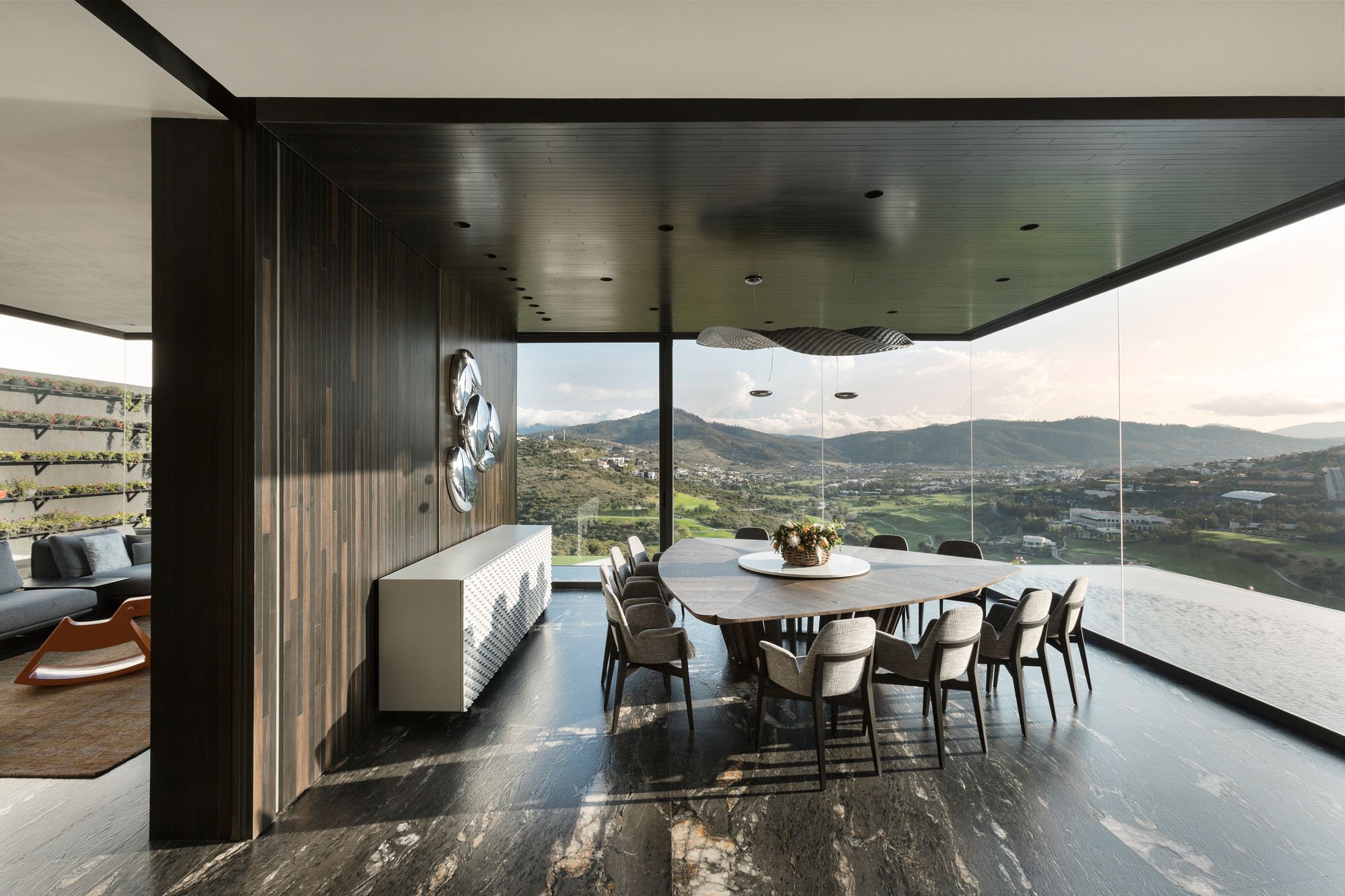 comedor con piscina al lateral Casa la Roca de RRZARQUITECTO VONDOM