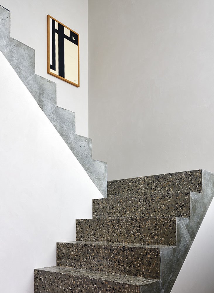 escaleras-en-la-casa-del-interiorista-Thomas-Meeschaert-en-Gante-Belgica