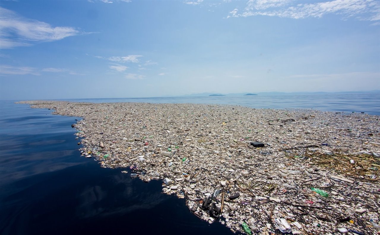 Gran parte del plástico del mundo ha terminado en el océano, donde, disperso por las corrientes, se vuelve prácticamente irrecuperable. 