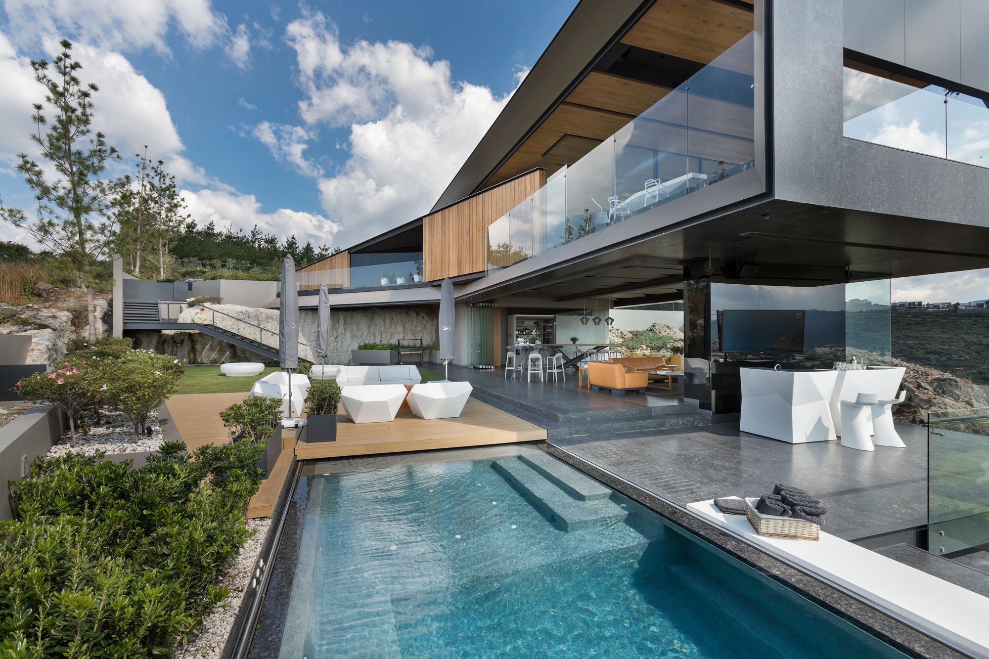 Piscina y terrazas con muebles de exterior Casa la Roca RRZARQUITECTO VONDOM