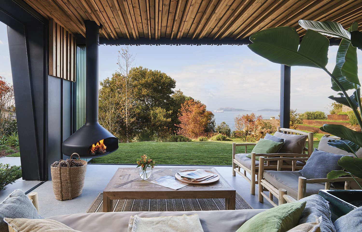 salon-con-chimenea-de-Freehand-Arquitectura