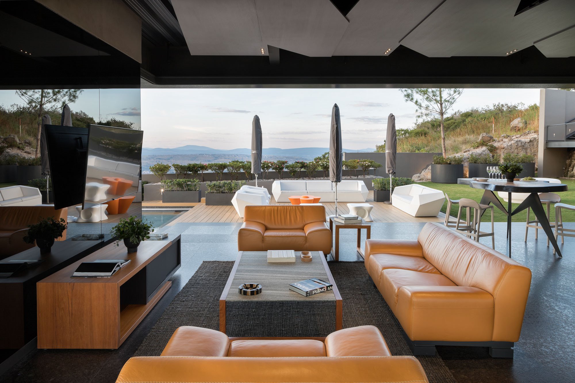salon terraza exterior Casa la Roca por RRZARQUITECTO VONDOM