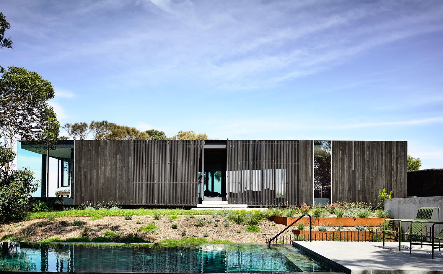 Una casa con vistas a la playa de estilo minimalista