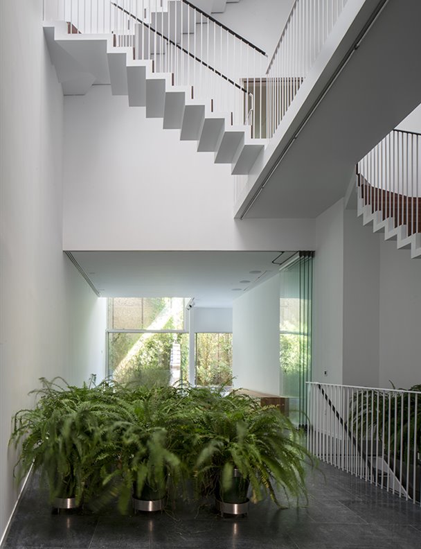 Una casa en Sevilla que reinterpreta en clave moderna el patio tradicional