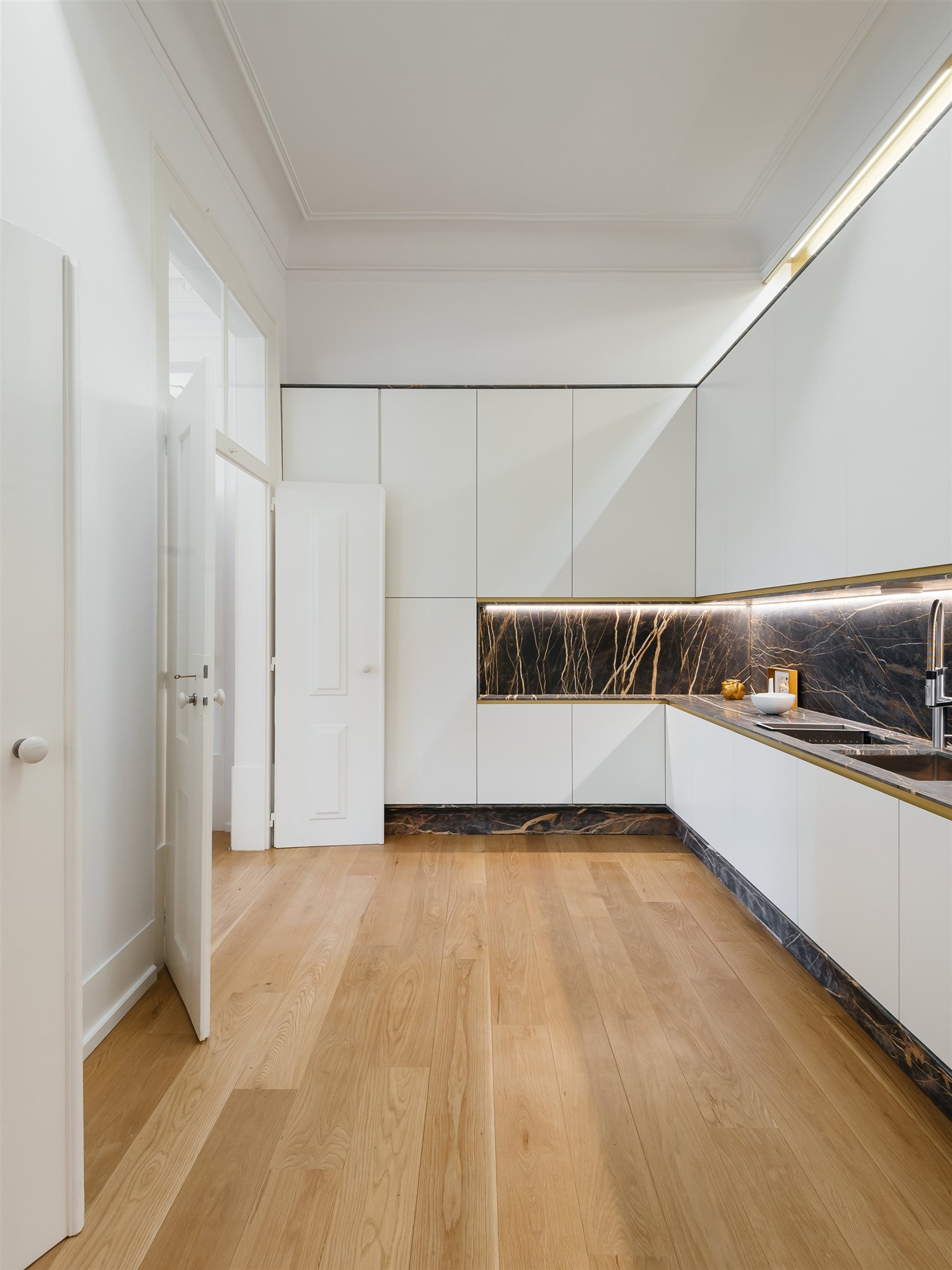 cocina apartamento lisboa largo do carmen aurora arquitectos