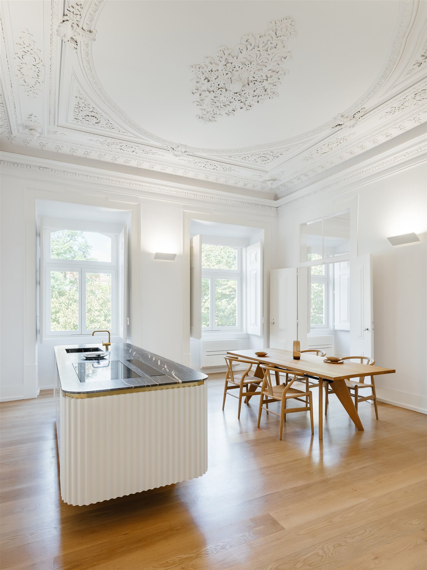cocina y comedor apartamento largo do carmen de aurora arquitectos lisboa
