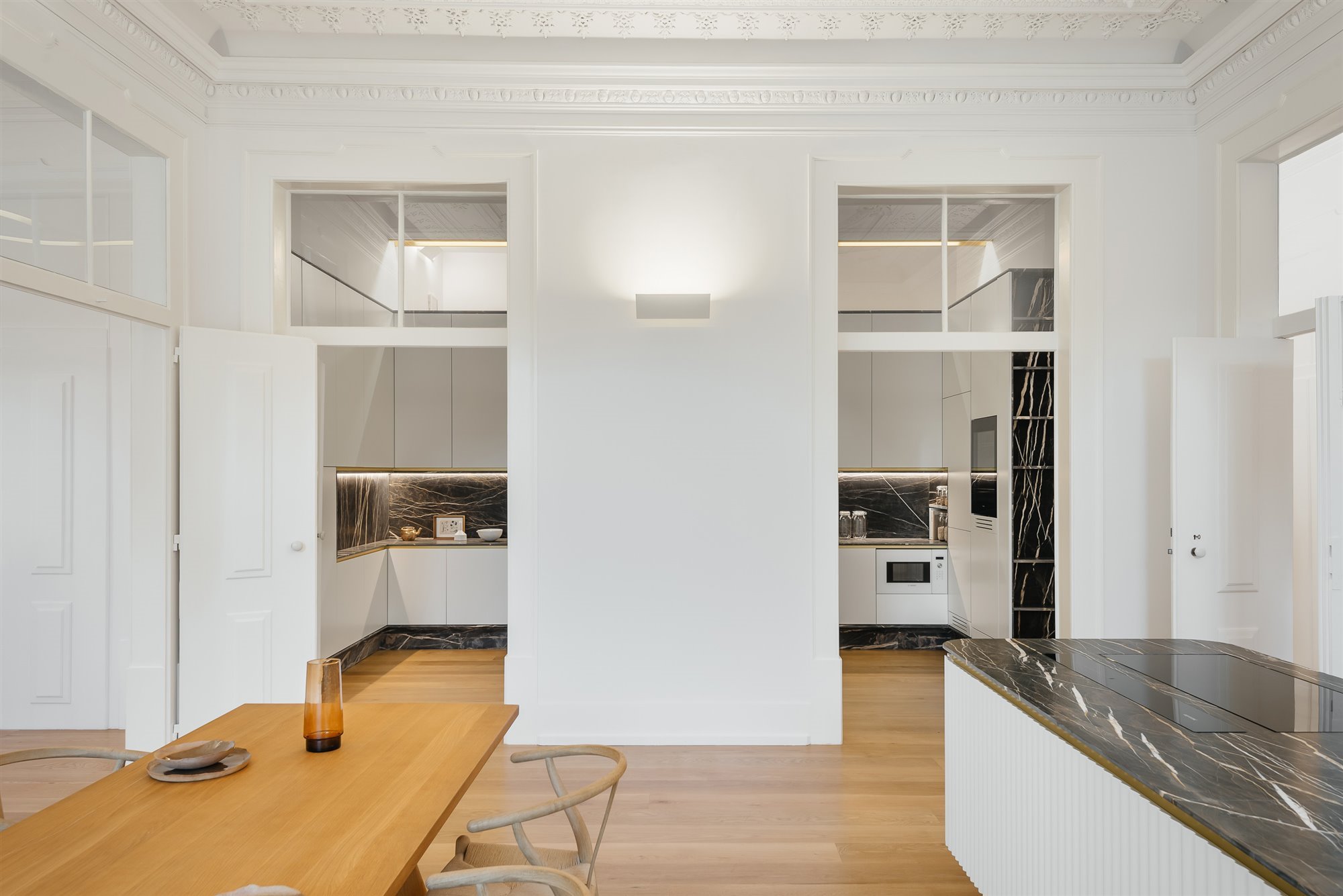 comedor y cocina apartamento largo do carmen por aurora arquitectos