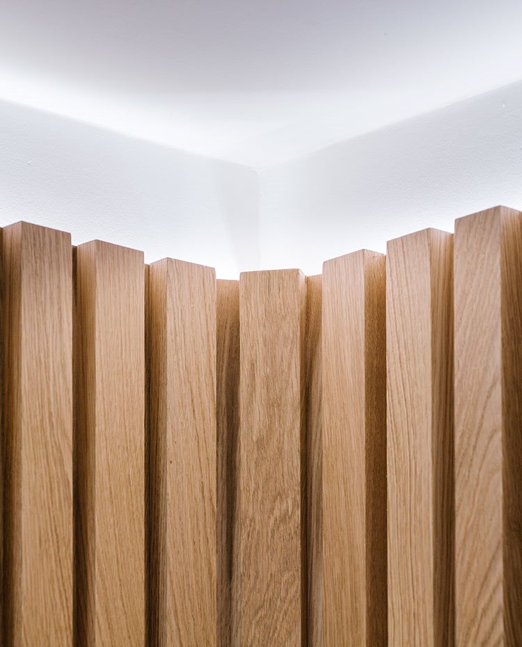 Detalle de revestimiento con iluminación indirecta