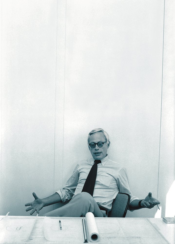 El diseñador industrial alemán Dieter Rams, creador de muchos de los productos de la marca Braun, acuñó la expresión "menos pero mejor" para reivindicar la simplicidad y la longevidad visual de los objetos.
