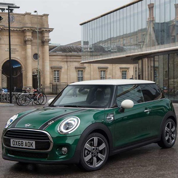 MINI transforma un jardín vertical en una instalación lumínica