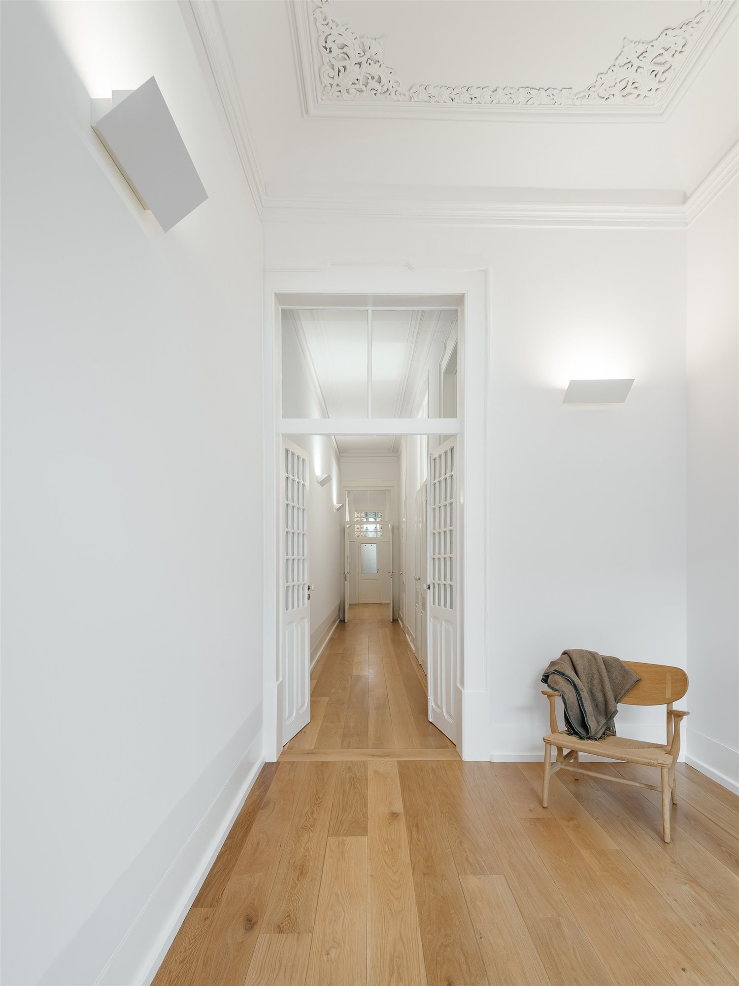 entrada y pasillo apartamento largo do carmen por aurora arquitectos