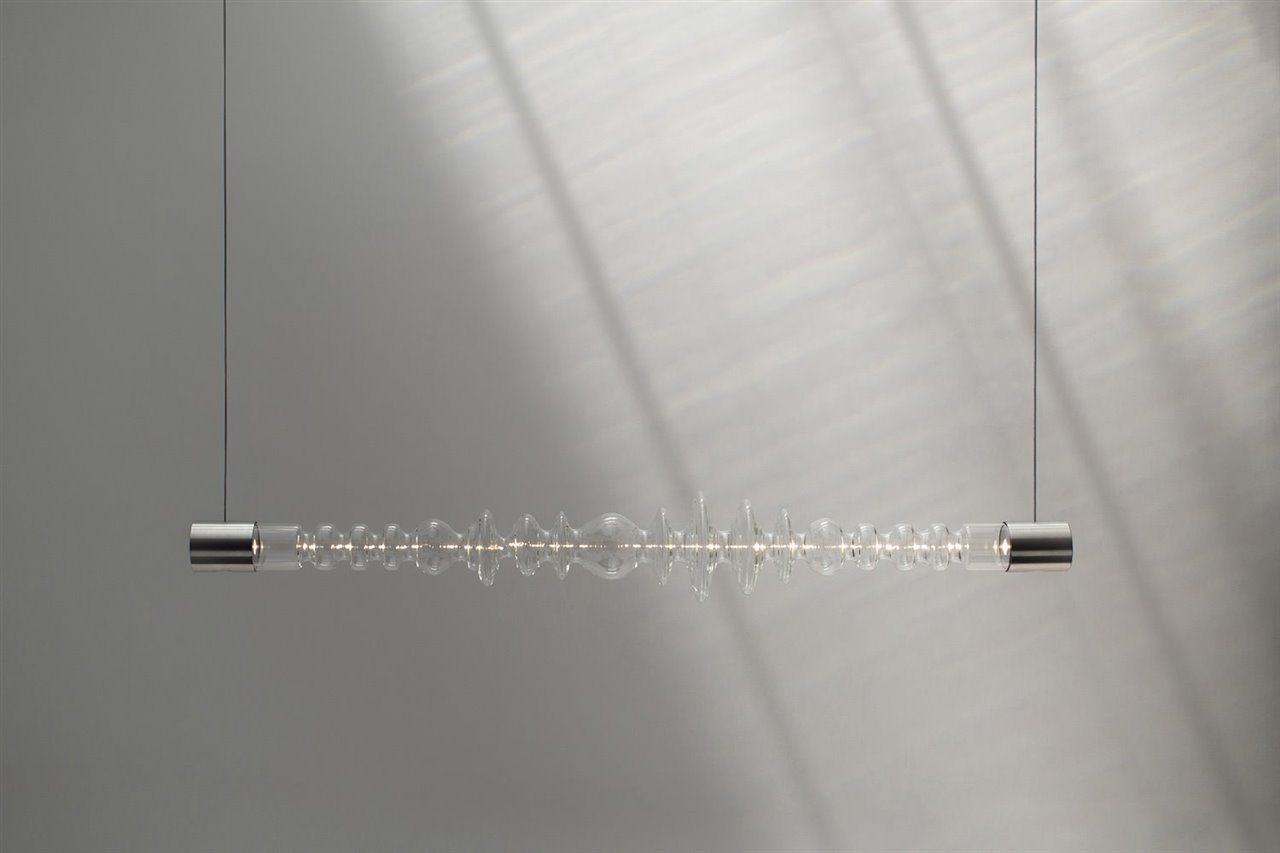 Filamento, una de las últimas creaciones del estudio Mayice. Un estudio de cómo viaja la luz a través del cristal cóncavo y convexo.