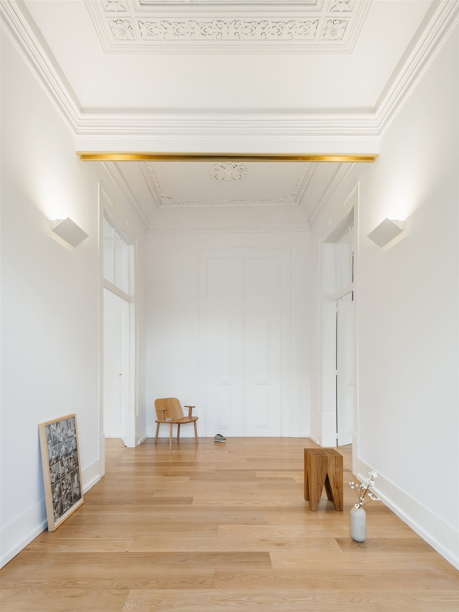 pasillo apartamento largo do carmen por aurora arquitectos