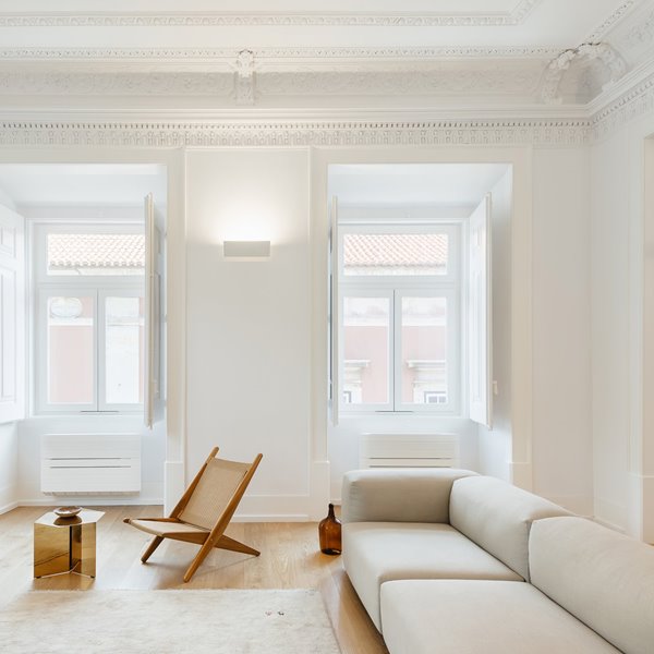 salon luminoso apartamento largo do carmen por aurora arquitectos