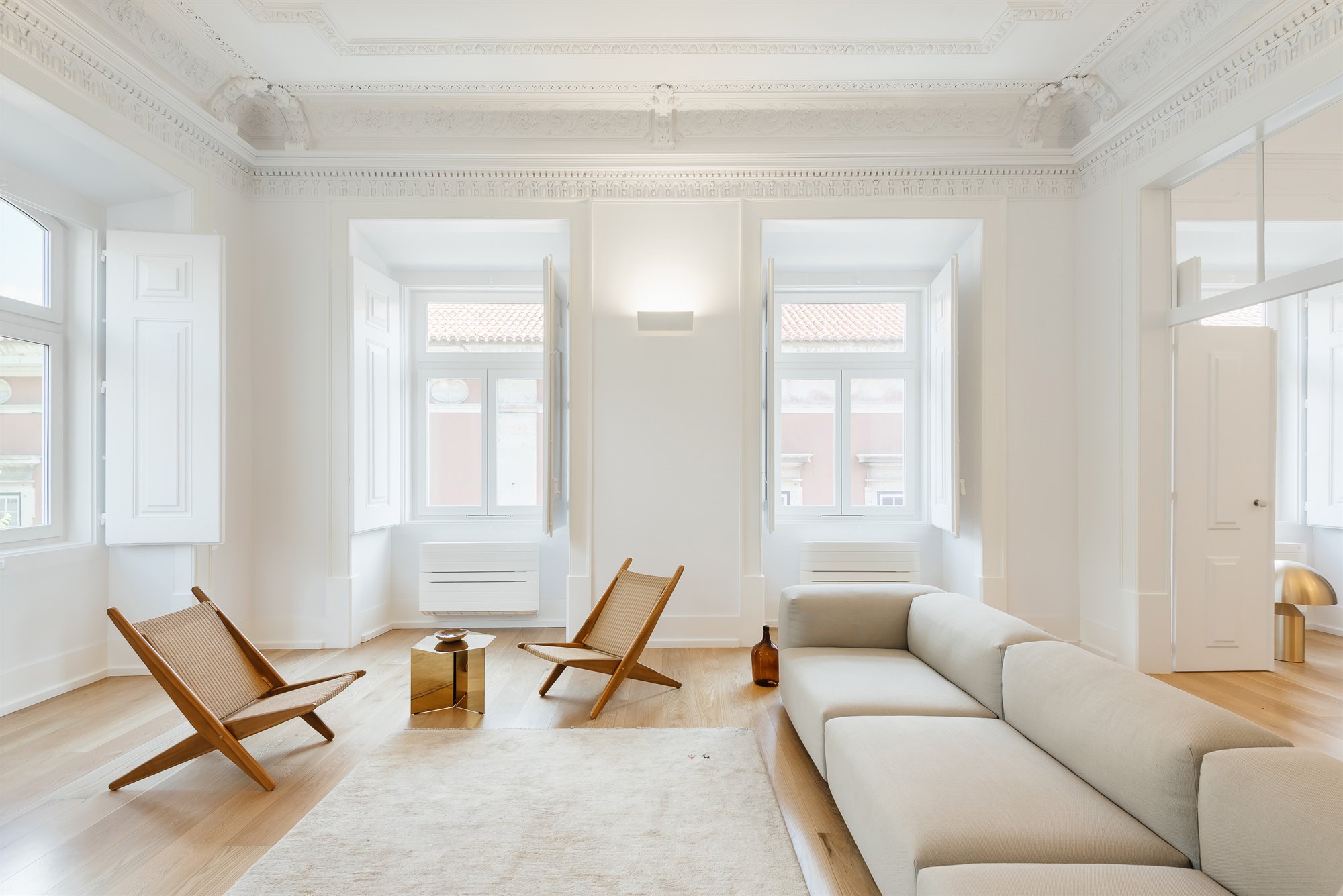 salon luminoso apartamento largo do carmen por aurora arquitectos