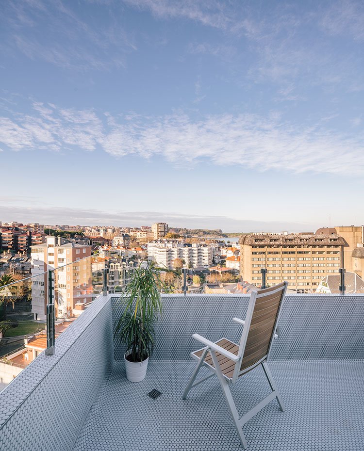 Terraza con vistas a la ciudad de Santander, con butaca exterior plegable 