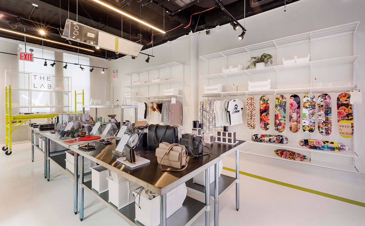Espacio neutro con tablas de patinetes en The Lab, planta 2