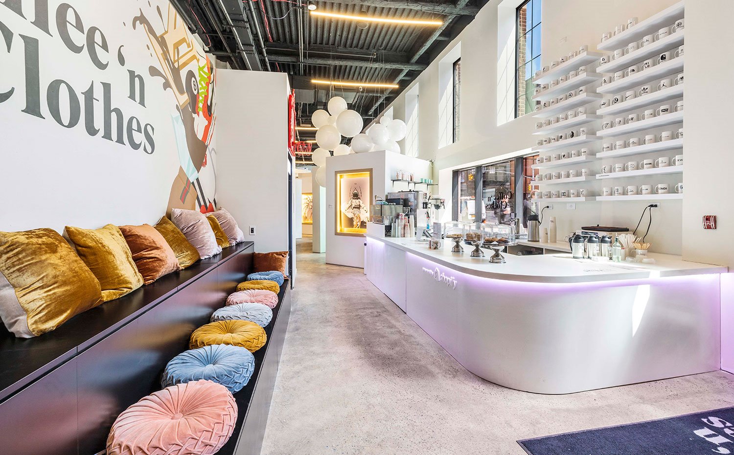 Grada con asientos de colores en CoffeeNClothes