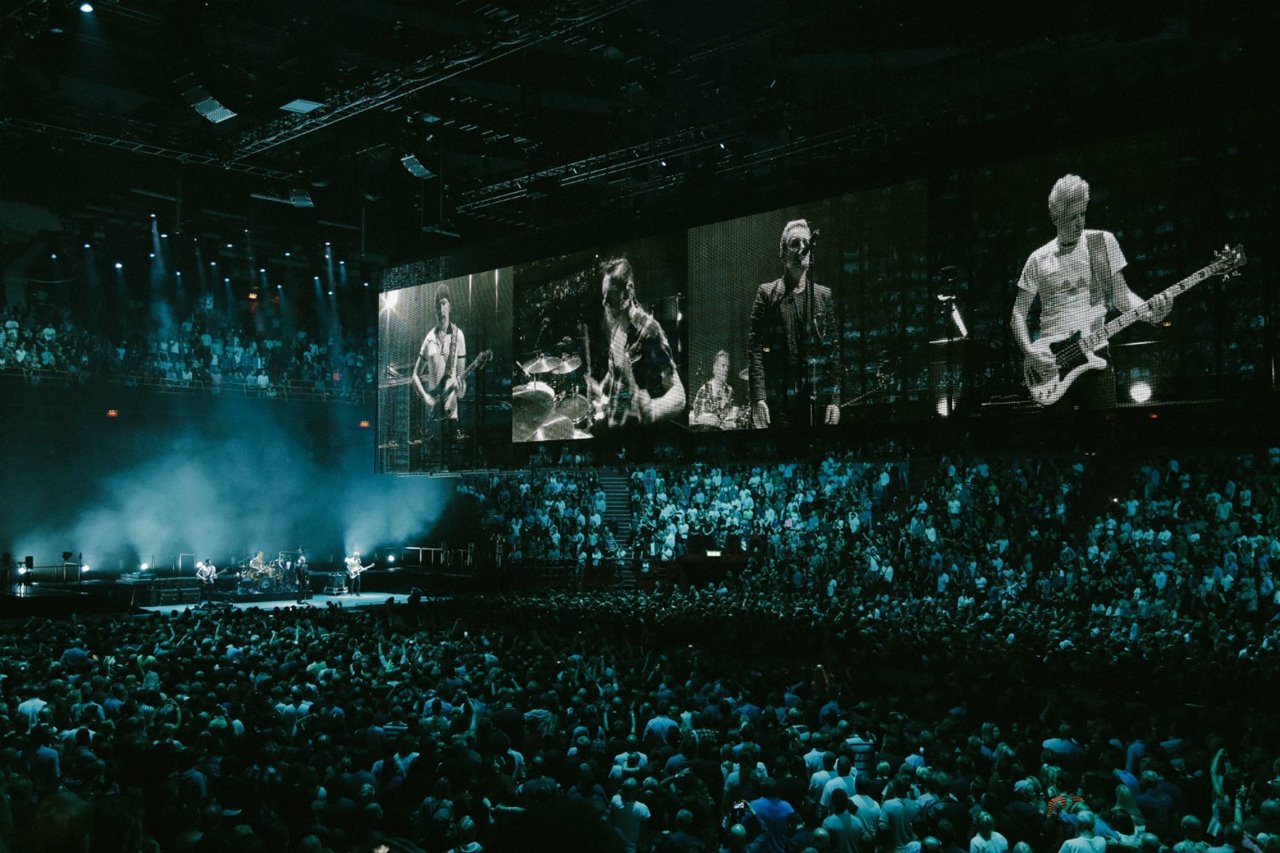 Tanto el 'Innocence + Experience Tour' de 2015 como el 'Experience + Innocence Tour' de 2018 contaron con unas pantallas rectangulares de LED de 29 metros de longitud. 