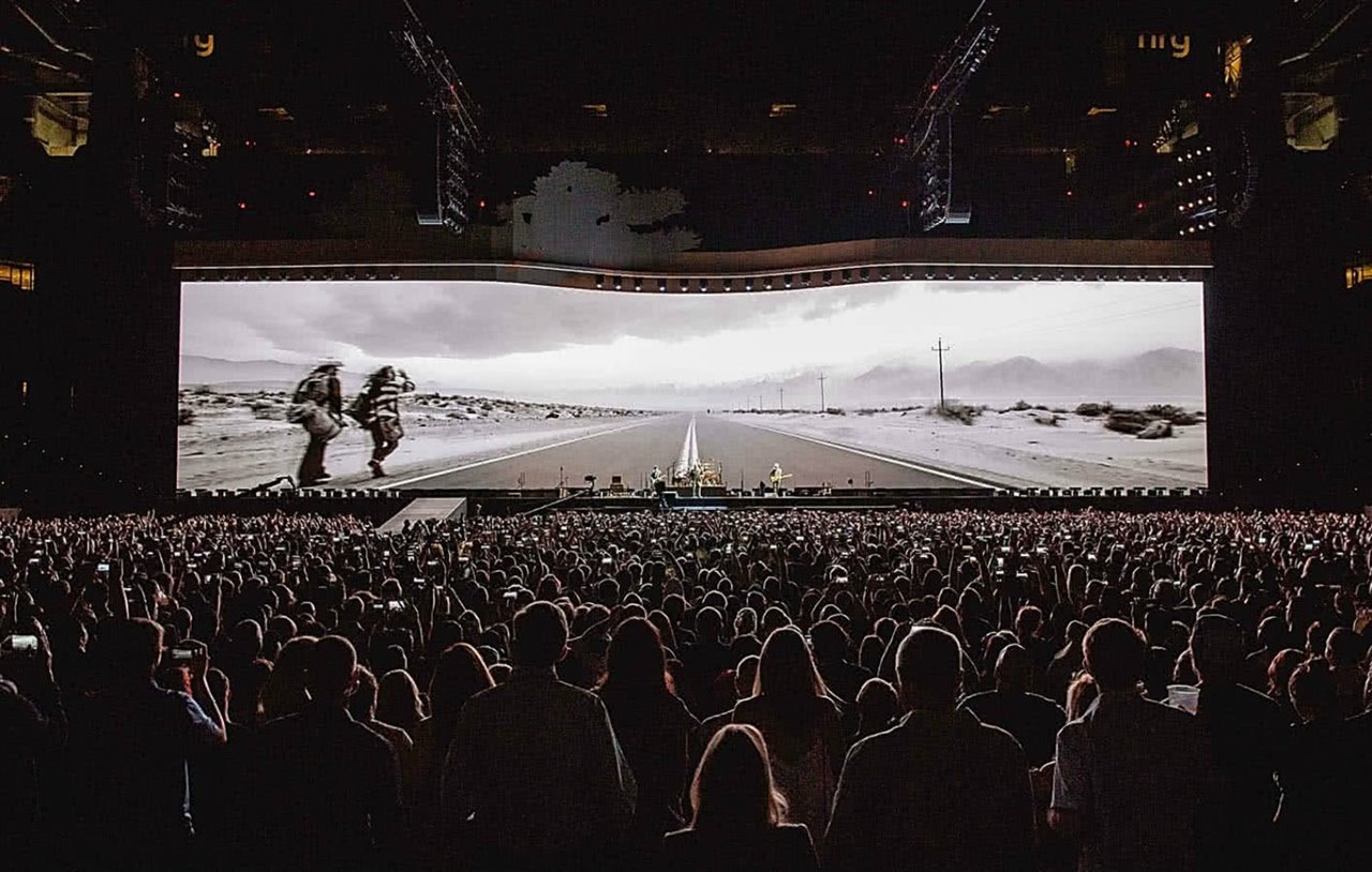 Para el 'The Joshua Tree Tour' de 2017 y 2019 Williams concibió la gran pantalla que preside el escenario como una experiencia cinética. 