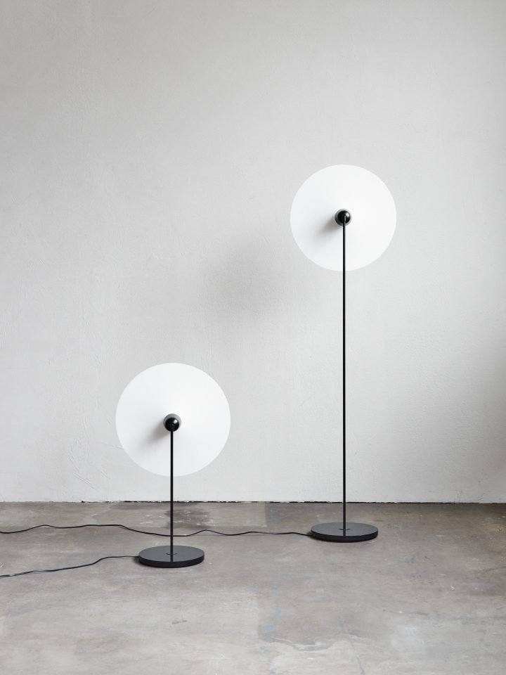 Dos de los tres modelos de la lámpara Kantarell, en de suelo y el de mesa, perfectos para tener una iluminación suave en cualquier espacio.