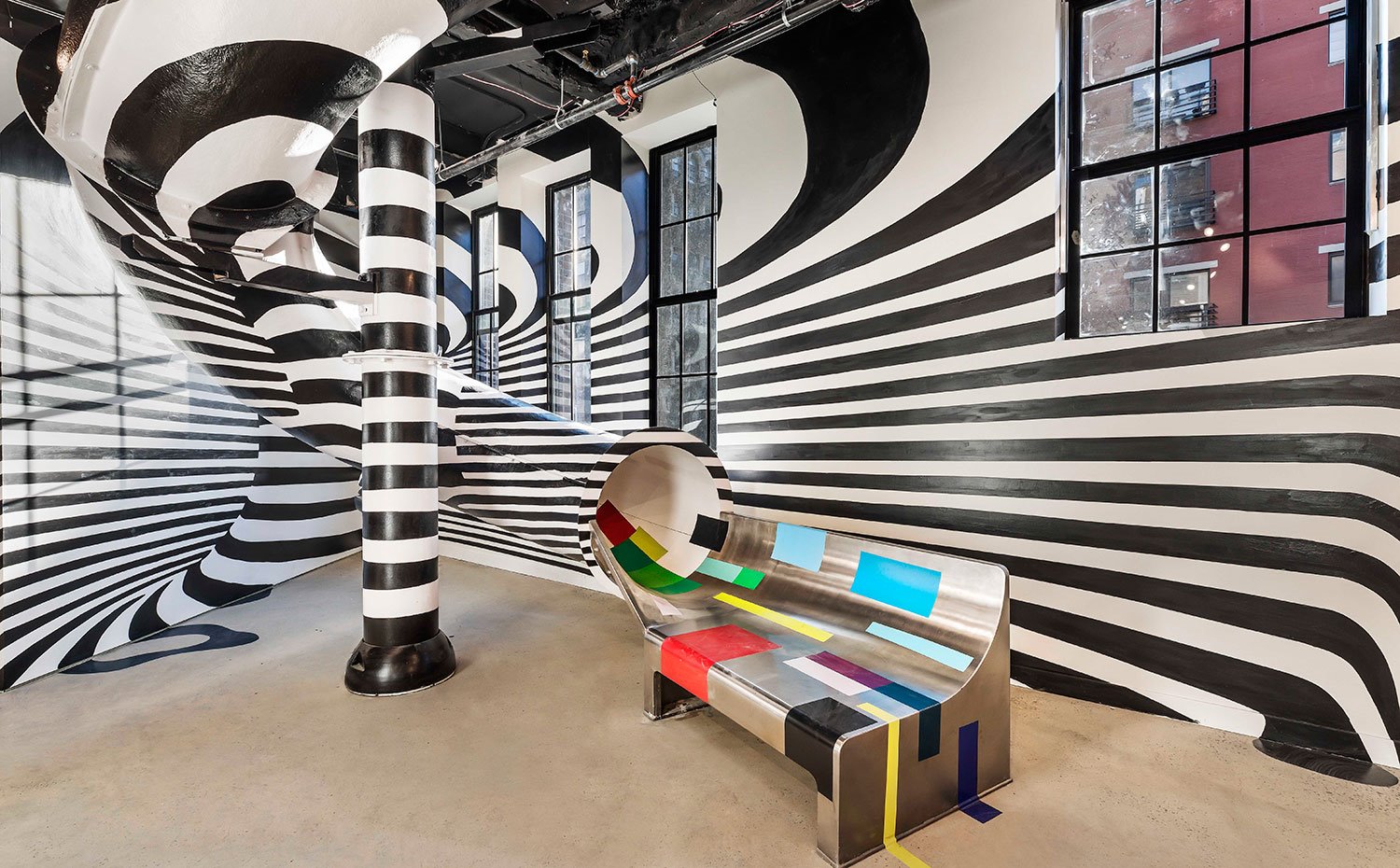 Tobogan op-art en un espacio abierto y con ventanas