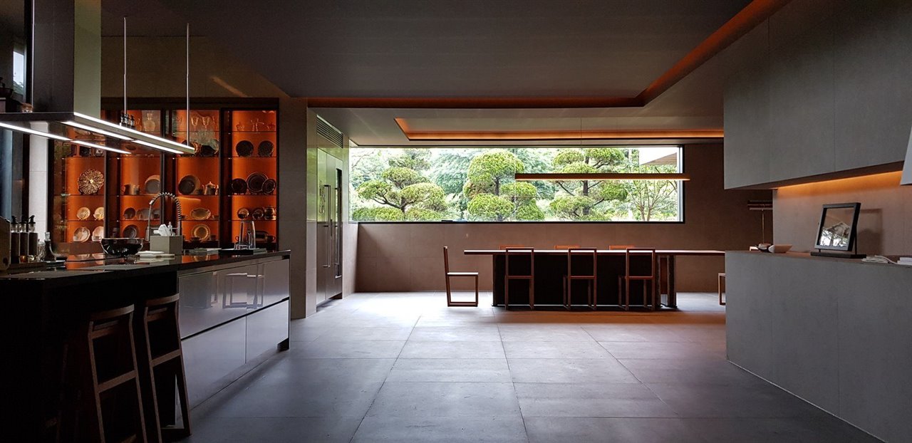 Interior de la casa de la familia Park, de arquitectura contemporánea y minimalista.