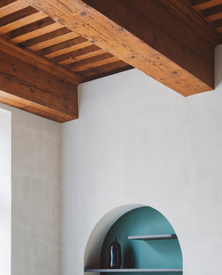 Detalle cubierta de madera y hueco en pared pintado en verde